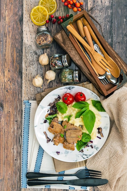 Świełe potrawy na stole